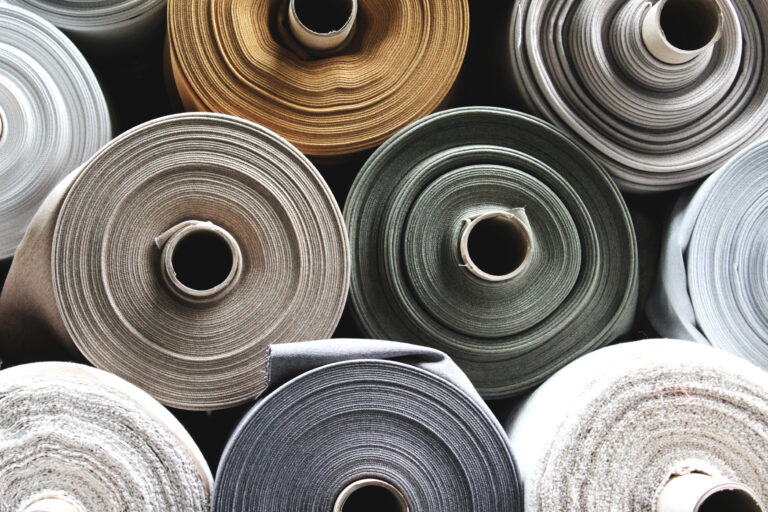 rouleaux de tissus prêts pour transformation textile