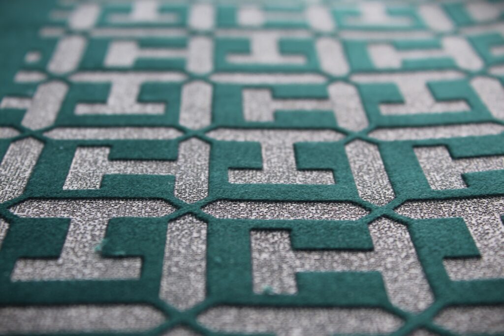 tissu décoratif vert avec motifs géométriques en relief