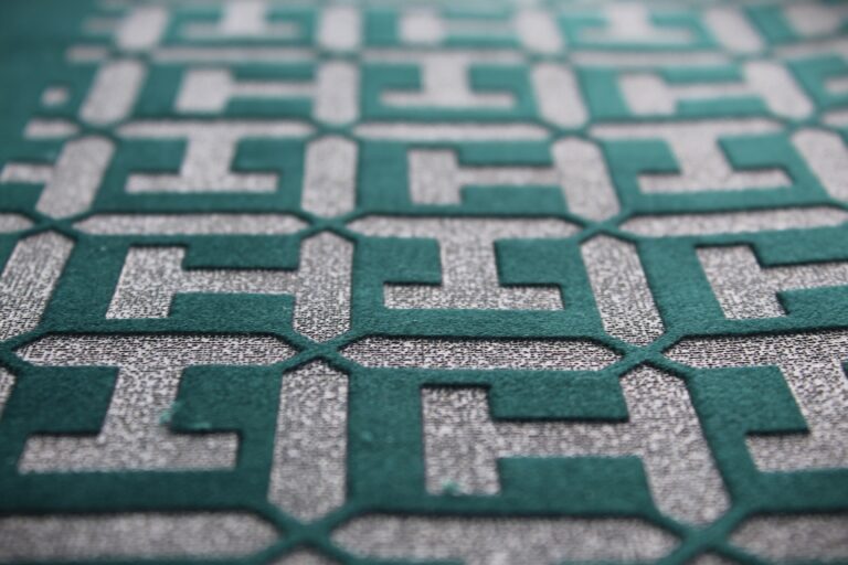 tissu décoratif vert avec motifs géométriques en relief